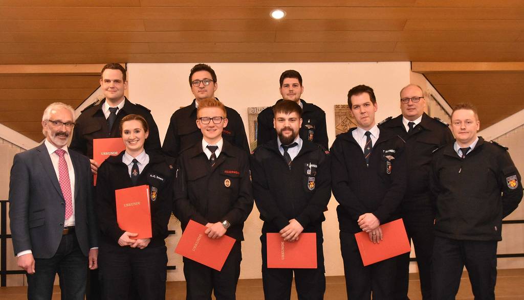 Die befrderten, ernannten und bestellten Aktiven stellten sich mit Brgermeister Wolfgang Schneider (links) und Wehrleiter Matthias Theis (2. von rechts) und dessen Stellvertreter Heiko Lichtenthler (rechts) auf. Foto: (tt)