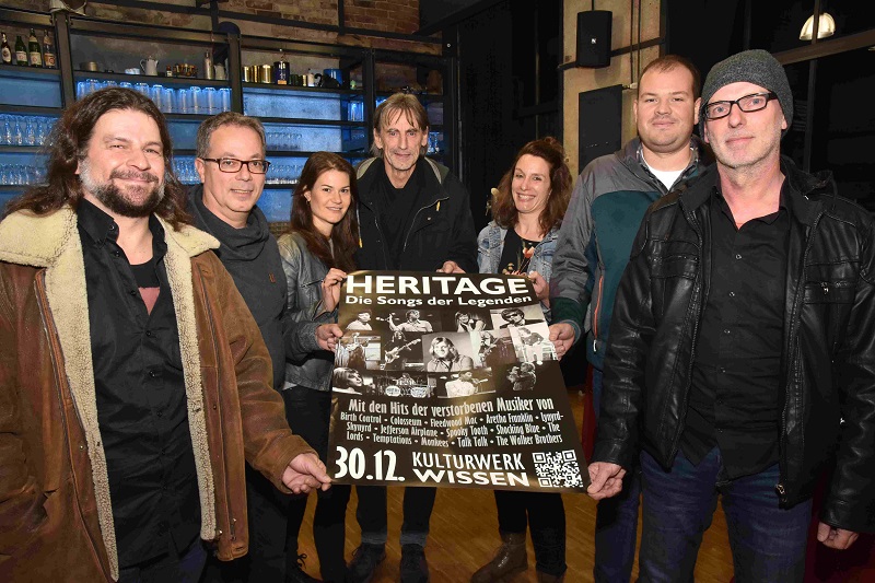 Das Projekt „Heritage“ gibt zum dritten Mal im Kulturwerk Wissen „Die Songs der Legenden“. Lothar Jung (mitte) stellte sich mit einem Teil der Aktiven der Band zusammen. Foto: (tt)
