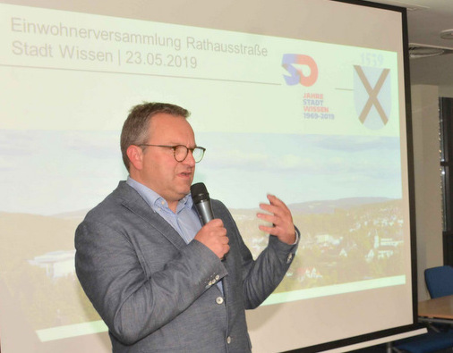 Stadtbrgermeister Berno Neuhoff informierte bei einer Einwohnerversammlung ber die Umgestaltung der Rathausstrae und die Zeitablufe. (Foto: tt)