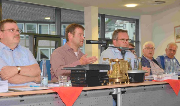 LBM-Leiter Lutz Nink (2. von links) stand Rede und Antwort zum Thema Brckenbau und Umleitungen im Wissener Stadtrat. (Foto: tt)
