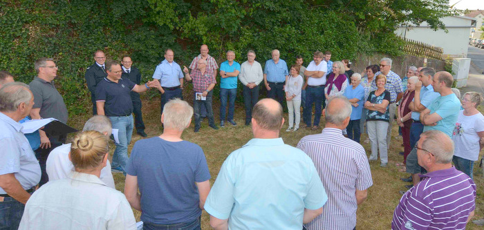 Die Verkehrskommission des Wissener Stadtrates tagte bei einem Ortstermin an der Hermannstrae, Anwohner waren mit von der Partie. (Foto: tt)