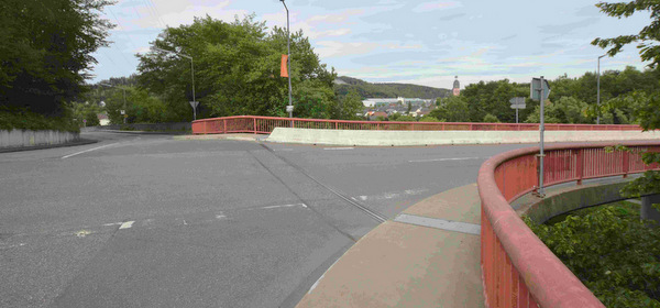 Bislang gingen Wissener Unternehmen davon aus, dass sie die Alserberg-Brcke (rechts) und dann die Holschbacher Strae Richtung Morsbacher Strae whrend der Bauzeit der Altstadt-Brcke fr ihre LKW-Transporte nutzen knnten. (Foto: Archiv AK-Kurier/tt)