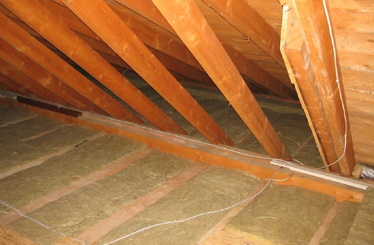 Holzbalkendecken lassen sich von oben optimal mit Mineralwolle zwischen den Deckenbalken dmmen. Durch die Abdeckung mit OSB-Platten wird der Dachraum wieder begehbar. (Foto: Bernhard Andre)