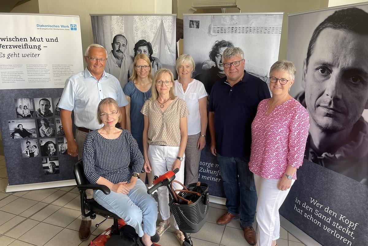 Von links: Landrat Achim Hallerbach, Diakonie-Pfarrerin Renate Schning, die Schuldner- und Insolvenzberaterinnen Silke Frank, Dorothee Memann und Simone Binz, Kreis-Beigeordneter Michael Mahlert und Kreis-Sozialabteilungsleiterin Agnes Ulrich. (Foto: Kreisverwaltung Neuwied / Ulf Steffenfauseweh)