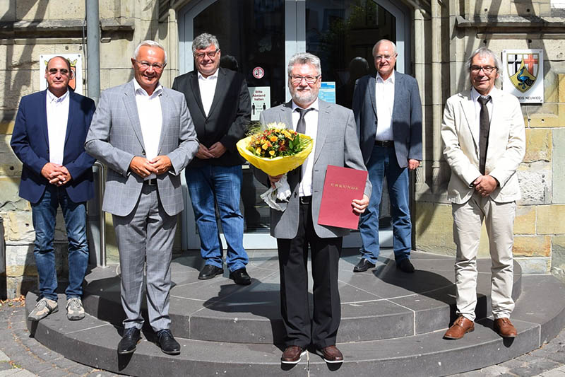 Vorderen Reihe: Christoph Becker (Mitte) mit Landrat Achim Hallerbach (links) und dem stellvertretenden Leiter des Jobcenters Frank Potthast. Hinterer Reihe v.l.n.r.: Personalratsmitglied Thomas Ecker, 1. Kreisbeigeordneter Michael Mahlert und Leiter des Jobcenters Manfred Plag. Foto: Kreisverwaltung