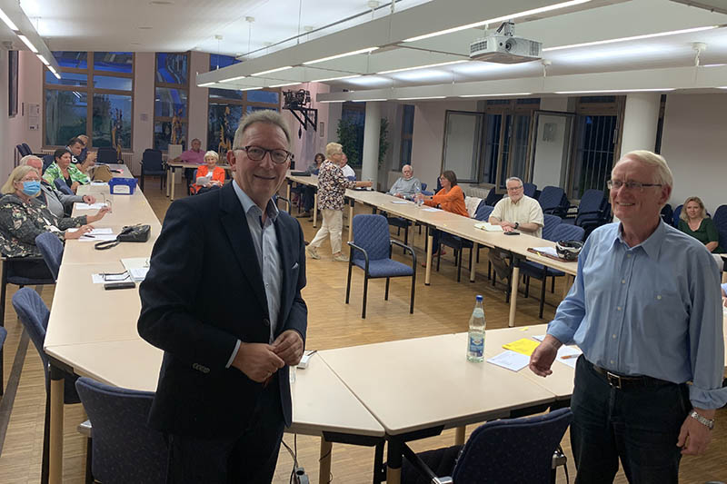 Der Vorsitzende Dr. Heinz Schmitz (vorn rechts) versichert Erwin Rddel (vorn links) bei der Mitgliederversammlung die volle Untersttzung der CDU der Verbandsgemeinde Unkel fr seine Wiederwahl in den Deutschen Bundestag. Foto: CDU