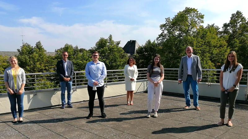 Vorne v.l.: Xenia Vasiliev, Sven Stinner, Michelle Braun und Fabienne Weber 
hinten v.l.: Jens Neuroth (Bereichsleiter), Birgit Kelter (Ausbildungsleiterin) und Karl-Ernst Starfeld (Agenturchef) Foto: pr 
