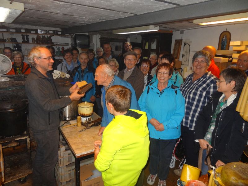 Auch ein Tagesausflug wird in diesem Jahr wieder das Programm des Westerwaldvereins im Buchfinkenland bereichern  wie hier im letzten Jahr bei einem Besuch einer Wachsmanufaktur in der Eifel. Foto: privat  