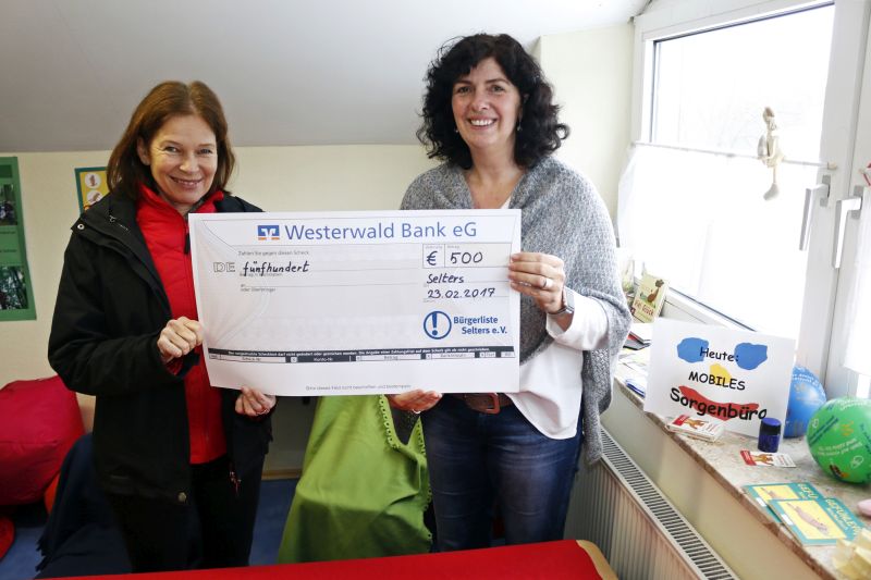 Gabriele Wolters, Brgerliste Selters, bei der Scheckbergabe an  die Leiterin der Oberwald-Grundschule-Selters Katja Meyer zugunsten des mobilen Sorgenbros.