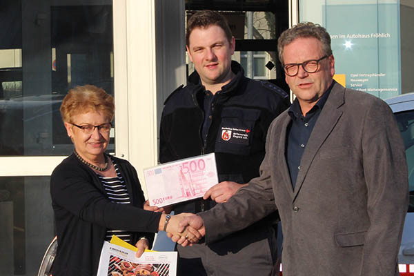 Von links: Krankenhausoberin Therese Schneider mit Sebastian Bender, Bereitschaftsleiter DRK OV Engers, und Thomas Erner, Vertriebsleiter Autohaus Frhlich, bei der Spendenbergabe. Foto: privat