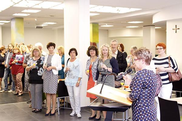 Nach einem feierlichen Dankgottesdienst bedankte sich Oberin Therese Schneider (rechts) im Namen des Direktoriums bei den 156 Mitarbeitern, die in diesem Jahr ihr Dienstjubilum im Marienhaus Klinikum feiern. Foto: Klinikum