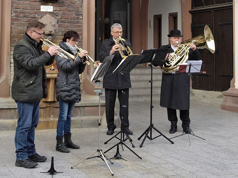 Frechblech: (v. l. n. r.) Rudolf Weide (Trompete und Flgelhorn), Claudia Liebe (Trompete und Flgelhorn), Benjamin Bereznai (Basstrompete und Bariton) und Dekanatskantor Jens Schawaller (Helikon und Leitung). Fotos: privat