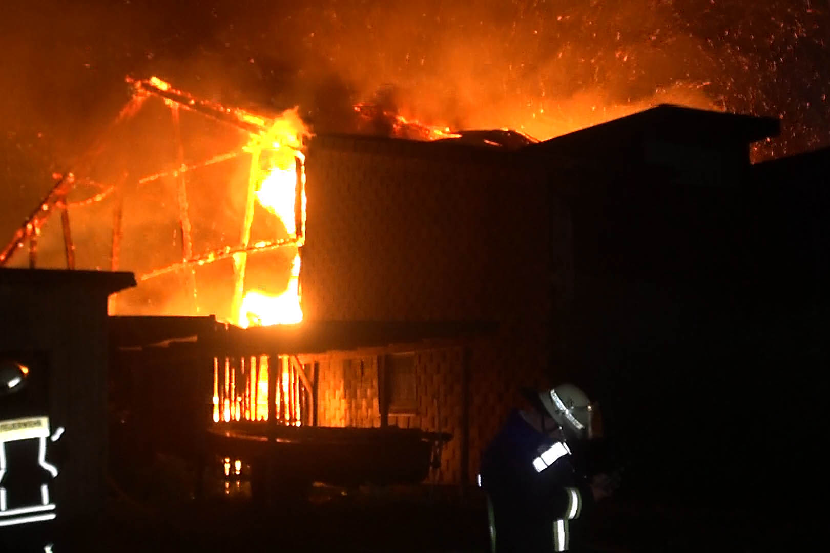 Grobrand vernichtet Wohnhaus