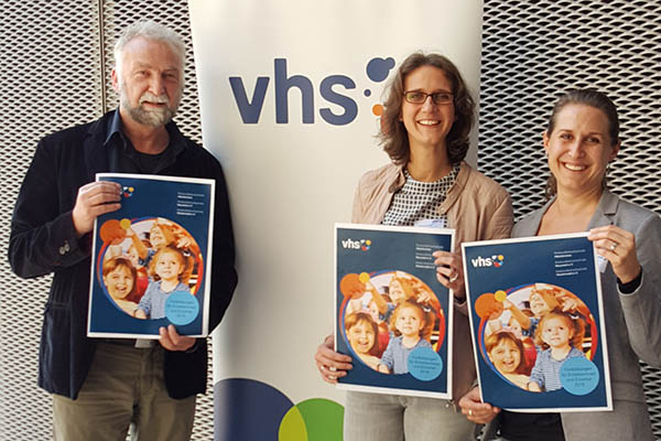 Die Leiter der Kreisvolkshochschulen prsentieren das neue Programmheft v.l. Bernd Kohnen (AK), Simone Kirst (NR), Tina Schradi (WW).