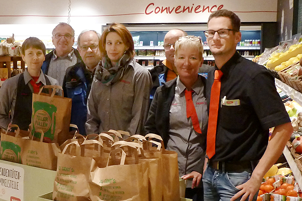 Von links: Manuela Stinner, Walter Schmidt und Wilfried Wolf, Nicole Mattiebe, Thomas Wagener, Susanne Schfer und stellvertretender Markleiter Tobias Brucherseifer. Foto: pr