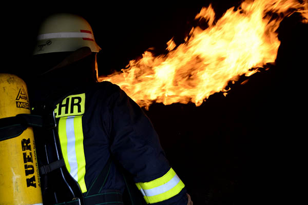 Feuerwehren im Kreis Neuwied trainierten im Brandcontainer