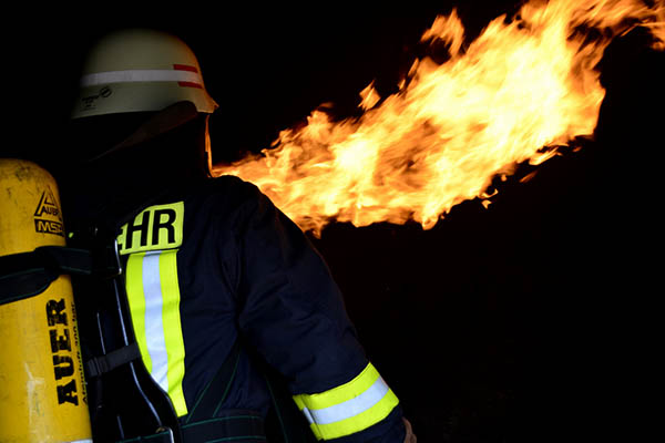 Eine brennende Gasflasche wird gekhlt und wieder verschlossen. Foto: M. Lemgen