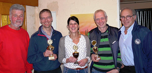 Pokale fr die fleiigsten Athleten des Lauftreffs Puderbach. V.l.n.r.: Karl-Werner Kunz -Lauftreffchef-, 1. Erik Weler, 1. Heike Bdenbender, 2. Jrg Dittrich, Dietrich Rockenfeller -Pressewart- Foto: Michael Hoben  Lauftreff Puderbach