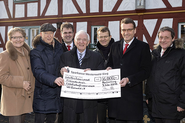 v.l.n.r.: Helga Gerhardus, Dr. Manfrid Ehrenwerth, Axel K, Tony Alt, Dr. jur. Stefan Braun, Dr. Andreas Reingen, Landrat Achim Schwickert. Foto: Sparkasse