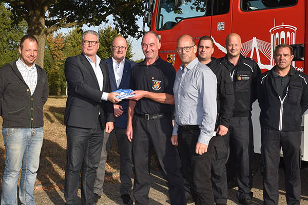 Frank Schneider (2.v.l.) bergab mit Mitarbeiter Jan Kronenberger die Karten an die Feuerwehrkameraden mit Achim Schneider, Wehrleiter  Wilfried Hausmann und Fred Gross. Foto: privat