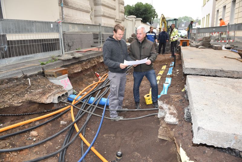 Fast tglich stimmt SWN-Bauleiter Michael Berger (rechts) die Arbeiten mit den ausfhrenden Firmen ab. Hier schaut er mit Pascal Bressan nach dem weiteren Verlauf fr die Kanalbauarbeiten. Foto: SWN
