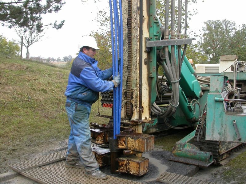 Erdreich oder Grundwasser sind als Wrmequelle fr Wrmepumpen die erste Wahl. Dafr sind Bohrungen erforderlich, die bis zu 100 Meter in die Tiefe reichen knnen. Foto: VZ-RLP