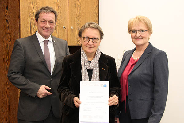 Landrat Achim Schwickert und Geschftsfhrerin Helga Gerhardus danken Monika Gass fr Engagement und geleistete Arbeit. Foto: Pressestelle der Kreisverwaltung