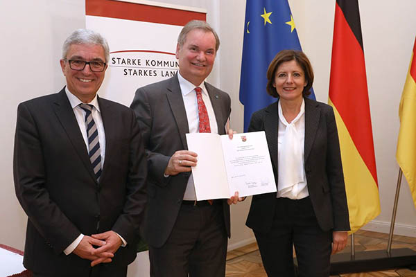 Brgermeister Karsten Fehr mit der Ministerprsidentin und dem Minister Lewentz. Fotos: Staatskanzlei RLP / Alexander Sell 