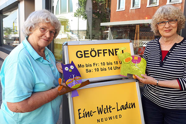 Monika Hof und Renate Krckels (lnks) vom Ladenteam des Neuwieder Eine-Welt-Ladens mit Uhren. Foto: privat