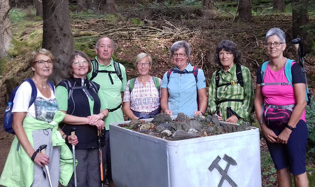 Wilnsdorf war das Ziel: Bei idealem Wetter trafen sich acht motivierte Wanderer des Westerwaldvereins Bad Marienberg e.V., darunter zwei Gste vom WWV Hhn, um zu den Bergmannspfaden in der Nhe von Wilnsdorf aufzubrechen. (Foto: Verein)