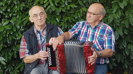 Die Brder Theo (links) und Karl-Heinz Klckner animierten die Gste mit Akkordeonklngen zum beherzten Singen alter Heimat- und Kirchenlieder. (Foto: Veranstalter) 