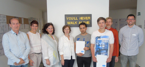 Die Berufsvorbereitende Bildungsmanahme der Agentur fr Arbeit Neuwied in Kooperation mit der DAA und der August-Sander-Schule in Altenkirchen entlsst erfolgreiche Teilnehmer: (von links) Foto von links nach rechts: Kurt Todt, Susanne Reifenrath, Doris John, Kornelia Ender-Gehrke, Ahadi Ezatolah, Florian Grab, Roland Schulz und Philip Schmidt. (Foto: Veranstalter)