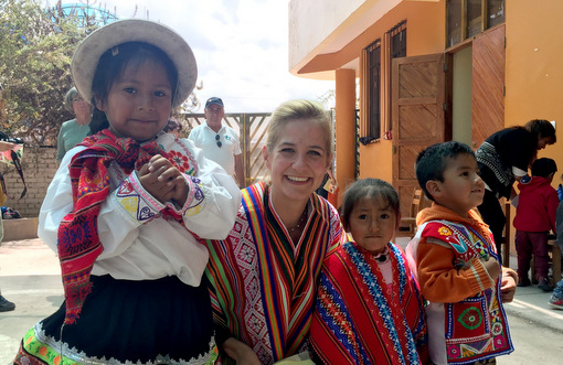 Jessina Kunkel, die Tochter von Stiftungsgrnder Reiner Meutsch, mit Kindern in Cusco. (Foto: Stiftung Fly & Help) 