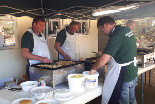 Das 18. Schnsteiner Kartoffelfest der St.-Sebastianus-Schtzenbruderschaft 1402 vom Heister zu Schnstein fand bei strahlendem Sonnenschein im und um das Schtzenhaus statt. (Foto: Verein) 