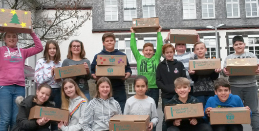 Die Klassen 6a und 6d der Integrierten Gesamtschule (IGS) Betzdorf-Kirchen haben sich die Not osteuropischer Kinder zu Herzen genommen und 22 Pckchen gepackt. (Foto: IGS) 