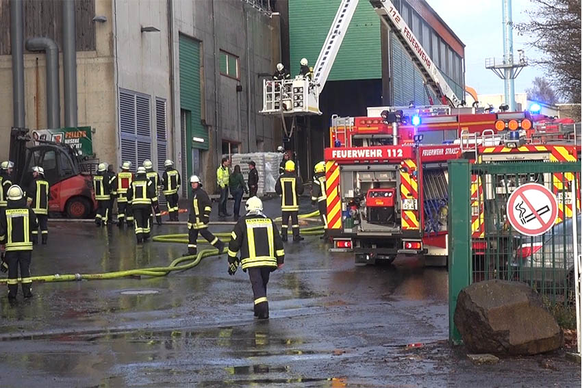 Ein Groaufgebot von Feuerwehrkrften bekmpfte den Brand. Foto: RS Media