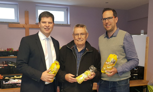 Kirchens Brgermeister Maik Khler und Personalratsvorsitzender Alexander Grindel bergaben die Spenden an Bruno Georg von der Betzdorfer Tafel. (Foto: Verbandsgemeinde Kirchen)