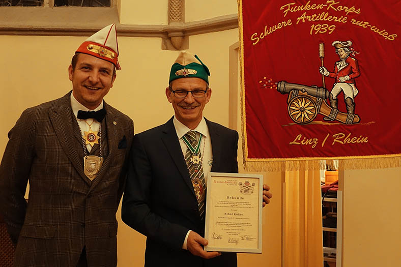 Ordenstrger Nihat Kkce (rechts), mit dem Commodore des Funken-Korps Schwere Artillerie, Christian Siebertz. Foto: Roland Thees
