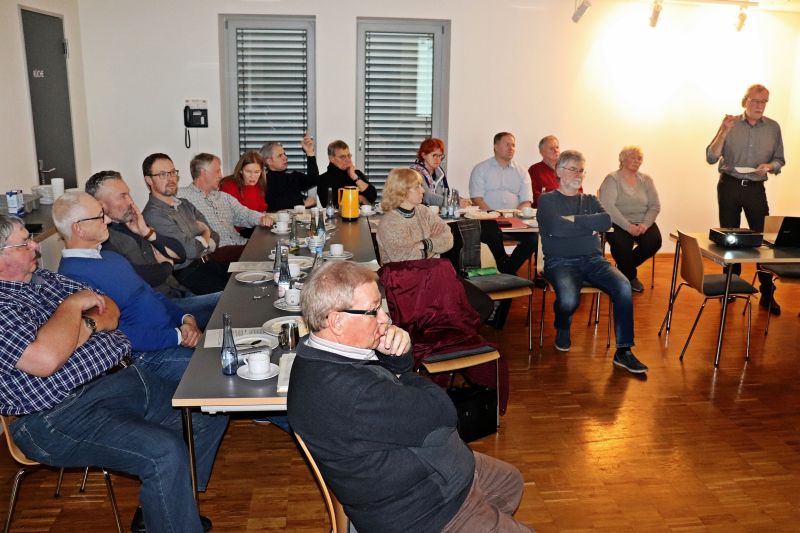 Intensiv hren die Mitglieder des politischen Vereins Brgerliste Selters e.V. den Ausfhrungen von Stadtplaner Friedrich Hachenberg zu und diskutieren intensiv das Vorhaben Quartier Saynbachaue. Foto: privat