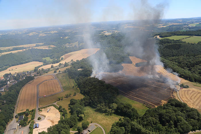 Das ganze Ausma des Flchenbrandes wird erst auf den Luftbildern richtig sichtbar. Man sieht wie knapp eine noch viel grere Schadenslage abgewendet werden konnte. Foto: Feuerwehr Vettelscho