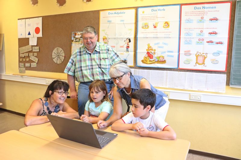 Das Frderteam Manuela Sieber (links) und Anja Opelt (2.v.r.) zeigen zwei Kindern sowie Hanno Steindorf, dem Vorsitzenden des Frderkreises, eine spannende Lernaufgabe am neuen Laptop. Fotos: Rita Steindorf