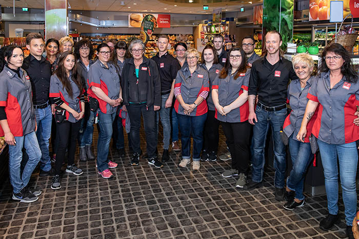 Marktleiter Matthias Mller (Mitte) und das Team des REWE Marktes in Neuwied-Irlich freuen sich ber die Auszeichnung. Foto: pr