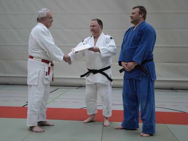 bergabe der Ehrungurkunden durch Ernst Elenz (links) an Jens Schawaller (Mitte) und Stephan Zeutzheim (rechts). Foto: privat