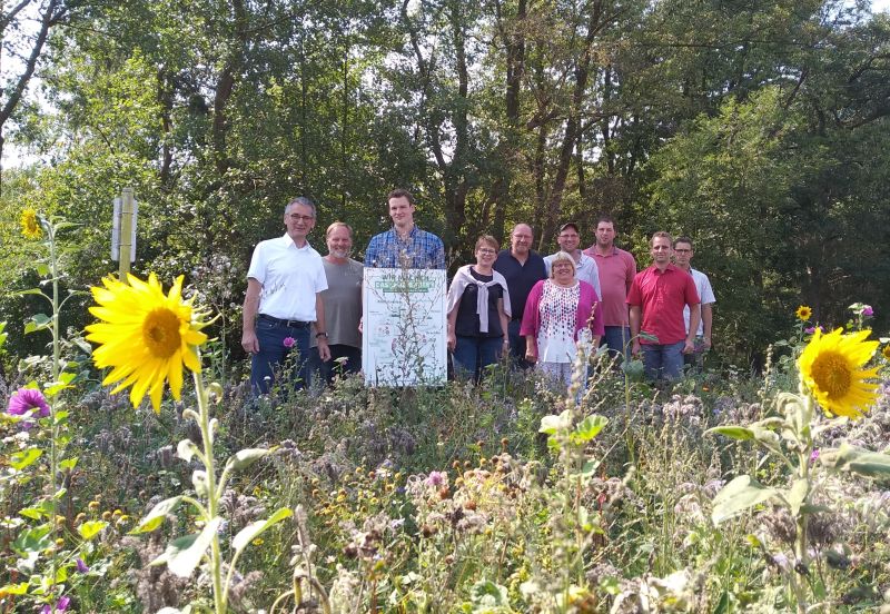 Ein Blhstreifen in der Nhe des Schwimmbades erfreut die Gesprchsteilnehmer mit bunten Farben: Landtagsprsident Hendrik Hering, Kreisvorsitzender Matthias Mller, Sren Mller, Landtagsabgeordnete Tanja Machalet, Peter Kunoth, Gudrun Franz-Greis, Hans-Georg Schmidt, Jens Erhardt, Leopold Munsch, Stefan Weyel. Foto: privat