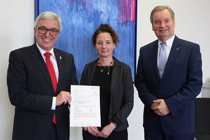 Von links: Innenminister Roger Lewentz, Bauamtsleiterin Sonja Klewitz, Brgermeister Karsten Fehr. Foto: pr