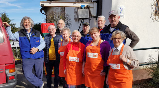 Im leuchtenden Orange erstrahlen die neuen Schrzen der Tafel und die Fahrer und Fahrerinnen der Tafel sind nun erkennbar an ihren blauen Westen. (Foto: privat)