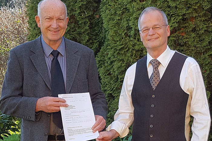 Rolf Kahmann (links) berreicht Dr. Thomas Stumpf seine von ihm gesammelten 60 Untersttzerunterschriften. Foto: privat