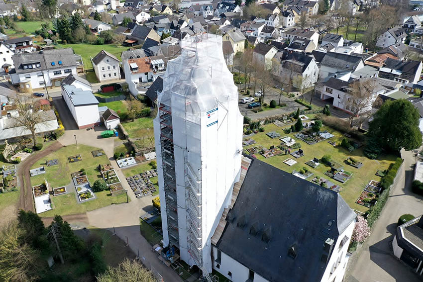 Kirchturm: Im Herbst lftet sich der Schleier 