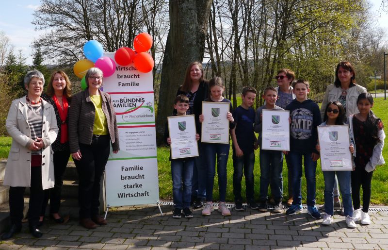 V.l.: Die stolzen Preistrger und Preistrgerinnen mit Sieglinde Mssig-Jarnicki, Gerlinde Kessler, Beate Ullwer, Kerstin Rose, Cornelia Nagel-Schlitt und Petra Letschert. Foto: Pressestelle der Kreisverwaltung