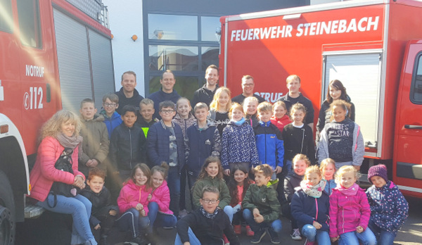 Zum Abschluss ihrer Unterrichtseinheit Die Feuerwehr besuchten die Drittklssler der Astrid-Lindgren-Grundschule Gebhardshain die Freiwillige Feuerwehr in Steinebach. (Foto: privat) 